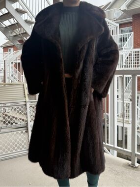 Luxurious Dark Brown Women's Fur Coat
